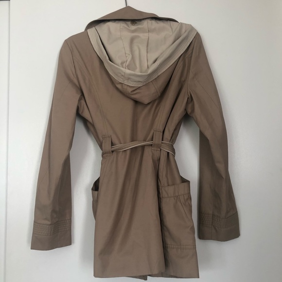 LAUNDRY BY DESIGN HOODED BELTED TRENCH COAT - Picture 4 of 5